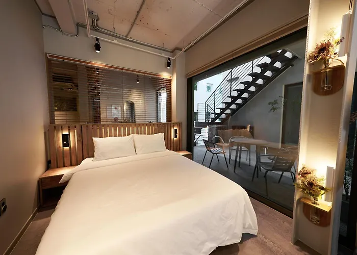 L9 Tailored Service Near Hongik Univ Station